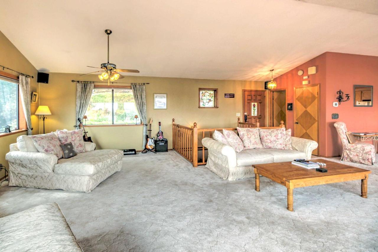 Spacious Kelseyville Home With Large Lakefront Deck! Exterior photo